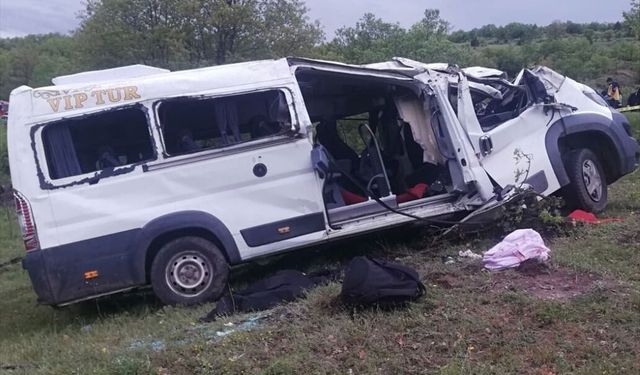 GÜNCELLEME - Yozgat'ta öğrenci servisinin devrilmesi sonucu 2 öğrenci ve sürücü öldü, 7 öğrenci yaralandı