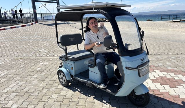 Güneş paneli taktığı elektrikli motosikletle 'ücretsiz' yolculuk yapıyor