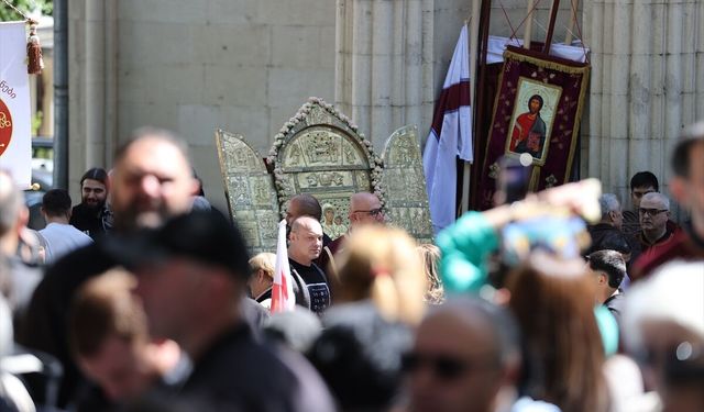 Gürcistan'ın başkenti Tiflis'te halk, 'Aile Kutsallığı ve Ebeveynlere Saygı Günü' dolayısıyla yürüdü
