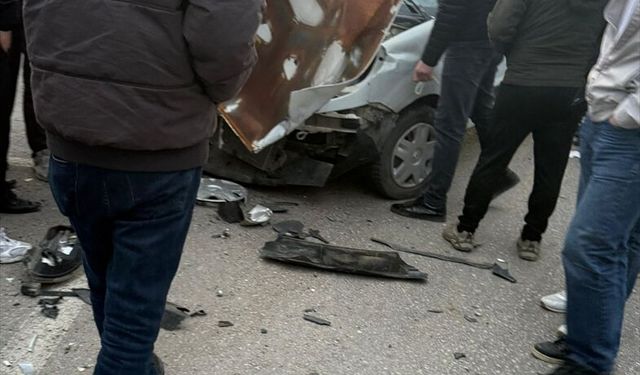 Hakkari'de 3 aracın karıştığı kazada 12 kişi yaralandı