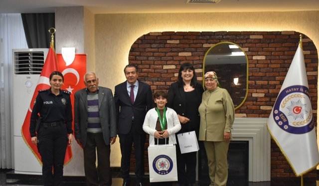 Hatay İl Emniyet Müdürü Yılmaz, Uluslararası İngilizce Olimpiyatı'nda üçüncü olan şehit kızını kutladı