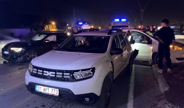 Hatay'da 4 aracın karıştığı zincirleme trafik kazasında 2 kişi yaralandı