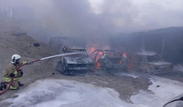 Hatay'da işçi konteynerleri ve 8 araç yandı