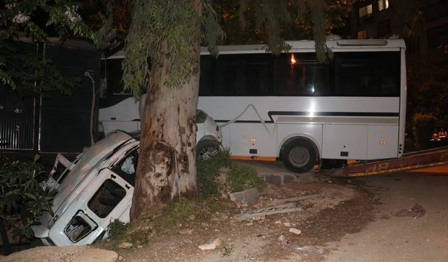 Hatay'da midibüsün hafif ticari araca çarptığı kazada 2 kişi ağır yaralandı