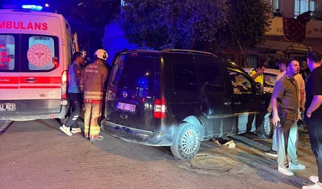 Hatay'da otomobil ile hafif ticari aracın çarpışması sonucu 4 kişi yaralandı