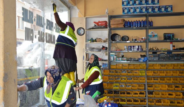 Havza'da selin izlerini silmeye kadın işçiler destek oluyor