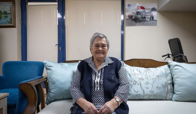 Hayat hikayesini kitaplaştıran Parkinson hastası emekli öğretmene eski öğrencilerinden imza günü