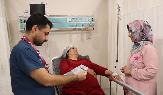 Hemşire anne ile doktor oğlu aynı hastanede görev yapıyor