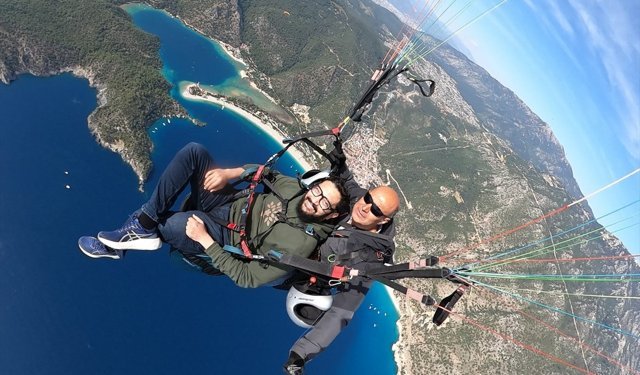 Hint diplomat Shukla, Fethiye'de yamaç paraşütüyle uçuş yaptı