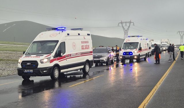 Iğdır Valisi Taşolar'ın makam aracı ile koruma aracının karıştığı kazada 4 kişi yaralandı