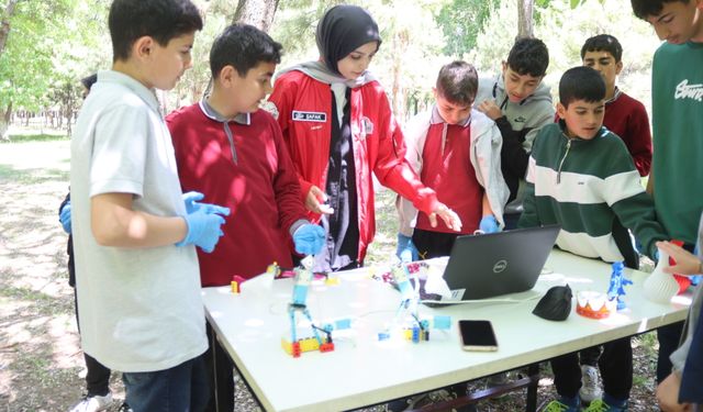 Iğdır'da üniversiteli gönüllüler köyleri gezerek çocukları bilim ve teknolojiyle tanıştırıyor