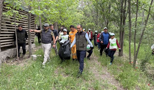 Iğdır'daki Kent Ormanı'nda öğrenciler ve protokol çevre temizliği yaptı
