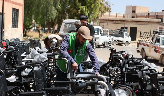 İHH, Suriye'de savaş mağduru 228 engelliye elektrikli sandalye dağıttı