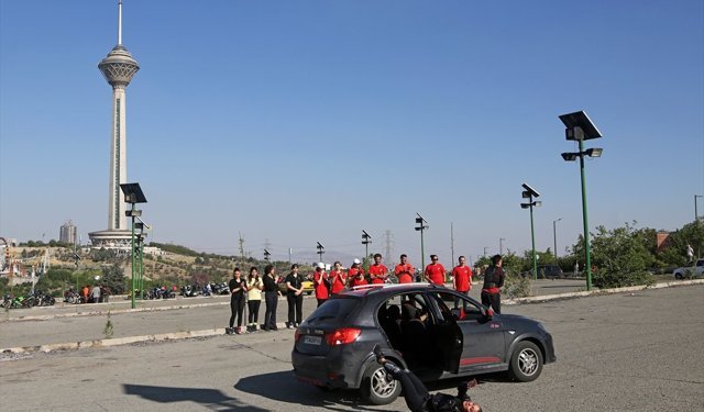 İran'da bazı erkek dublör adaylarını artık kadınlar eğitiyor
