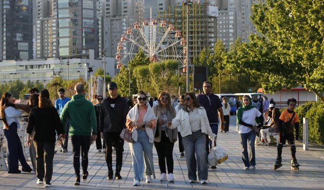 İranlılar ateşkes ortamında, savaşın stresini Tahran'daki gölün kenarında atmaya çalışıyor