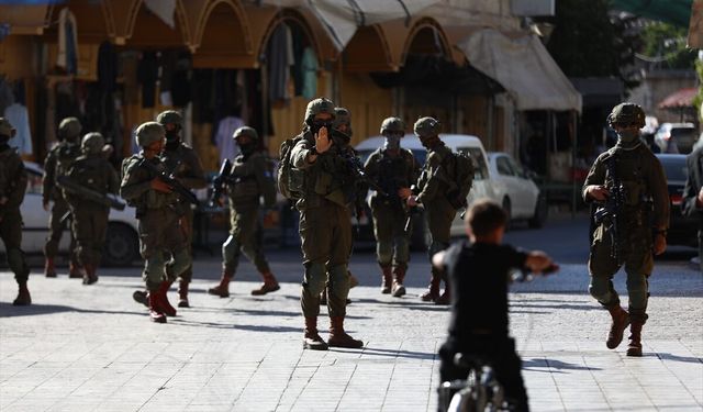 İsrail askerleri, El Halil'deki baskında kapattıkları yoldan çocukların dahi geçişine izin vermedi