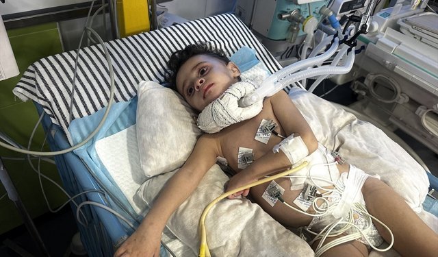 İsrail'in saldırısında yaralanan bebek, Gazze'den çıkışların kısıtlı olması nedeniyle yaşam mücadelesi veriyor
