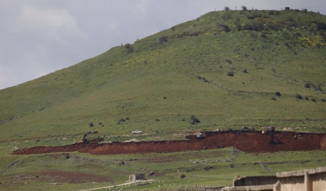 İsrail'in Suriye'nin Kuneytra kırsalındaki askeri tahkimatı binlerce dönüm araziyi kullanılamaz hale getirdi