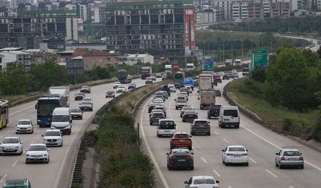İstanbul-İzmir Otoyolu'nda bayram tatili dolayısıyla yoğunluk yaşanıyor
