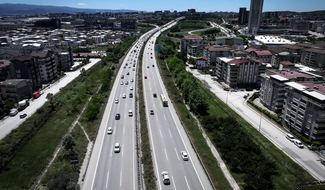 İstanbul-İzmir Otoyolu'nda bayram tatili dönüşünde yoğunluk yaşanıyor