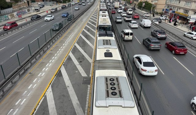 İstanbul'da metrobüste çıkan yangın seferleri aksattı