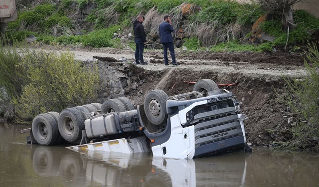 İstinat duvarının çökmesiyle Kars Çayı'na devrilen kamyon sürücüsü yaralandı