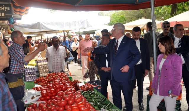 İYİ Parti Genel Başkanı Dervişoğlu Ödemiş'te vatandaşlarla buluştu