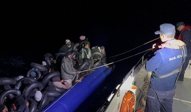 İzmir açıklarında 32 düzensiz göçmen yakalandı