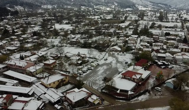 İzmir Ödemiş'te kar yağışı etkili oldu