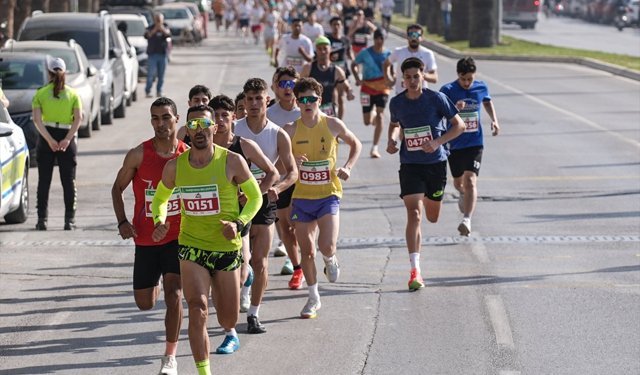 İzmir'de Anneler Günü dolayısıyla Zübeyde Hanım Koşusu gerçekleştirildi