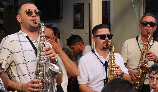 İzmir'de Balkan göçmenleri 'arife çalgısı' geleneğiyle bayramı karşıladı
