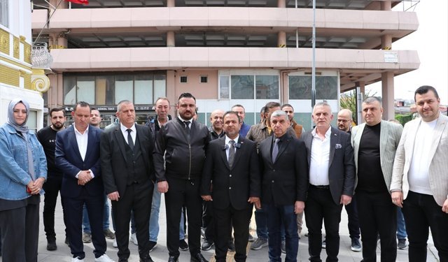 İzmir'de esnaf, Cemil Tugay'ın kendilerine yönelik sözlerine takım elbise giyerek tepki gösterdi