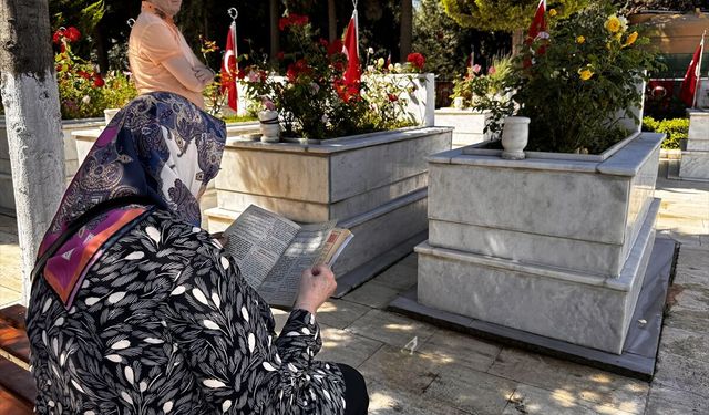 İzmir'de Kurban Bayramı arifesinde şehitlik ziyaret edildi