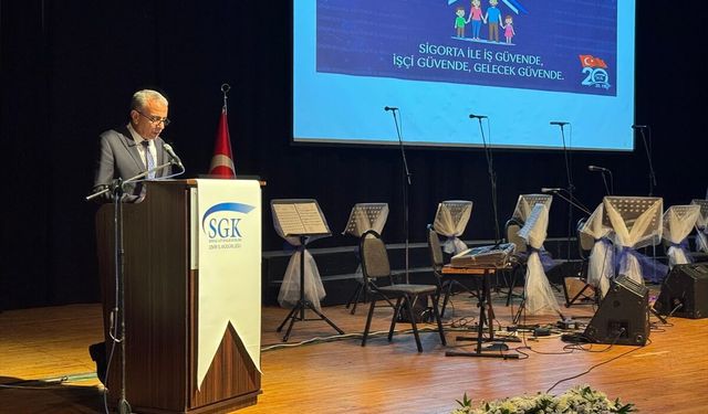 İzmir'de Sosyal Güvenlik Kurumu çalışanlarından oluşan koro konser verdi