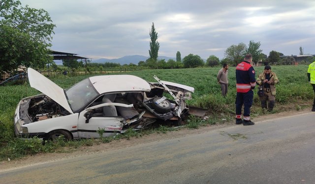İzmir'de süt kamyonu ile otomobilin çarpıştığı kazada 5 kişi yaralandı