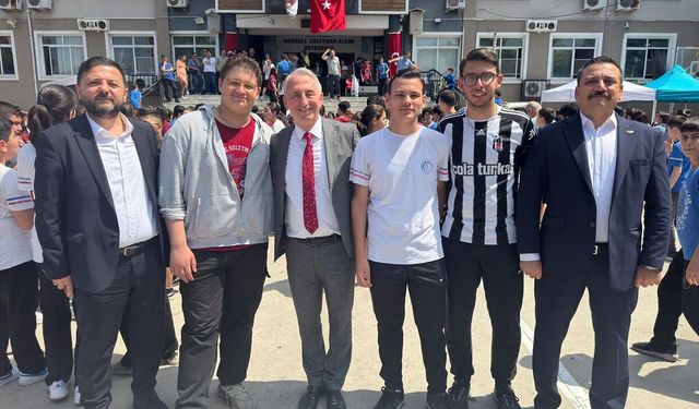 İzmir'de Ulusal Süt Haftası kapsamında öğrencilere dondurma ve sütlaç ikram edildi