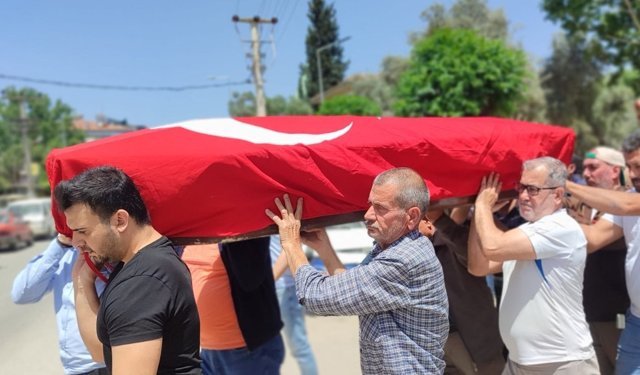 İzmir'de vefat eden Kıbrıs gazisi Mehmet Duru son yolculuğuna uğurlandı