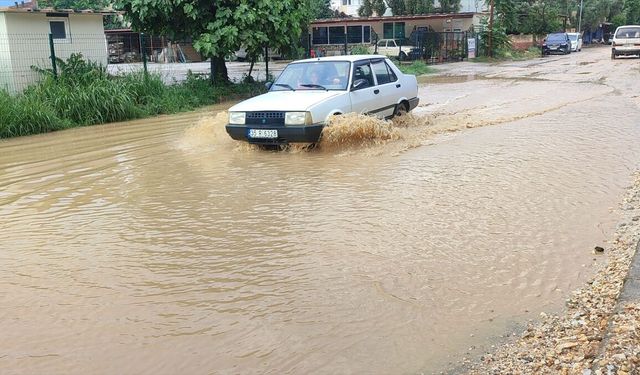 İzmir'in Ödemiş ilçesinde sağanak hayatı olumsuz etkiledi