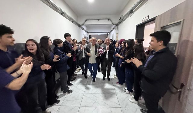 Kahramanmaraş'ta emekli olan öğretmen görev yaptığı okuldan alkışlarla uğurlandı