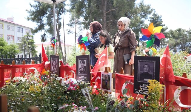 Kahramanmaraş'ta okul saldırısında yaşamını yitiren öğrenciler mezarı başında anıldı