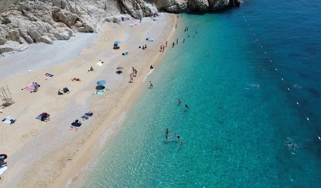 Kaputaş Plajı'na gelen tatilciler güzel havada denize girdi