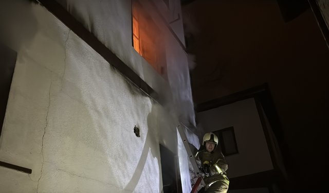 Karabük'te müstakil evde çıkan yangına müdahale eden itfaiye eri yaralandı