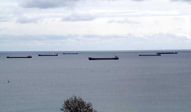 Karadeniz'de beklenen fırtına öncesi yük gemileri Sinop doğal limanına demirledi