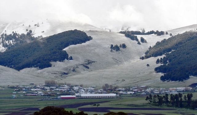 Kars'ın yükseklerinde kar etkili oldu