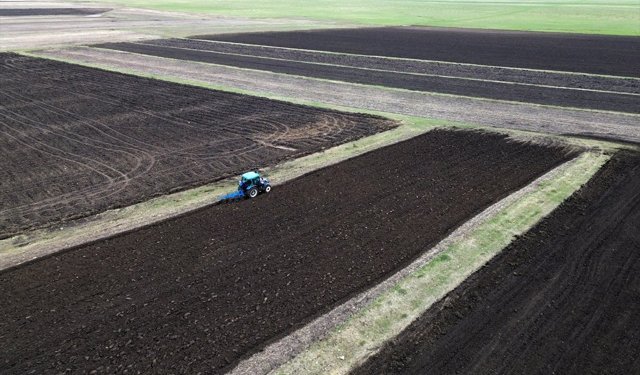 Kars'ta aylarca kar altında kalan topraklarda ekim mesaisi başladı