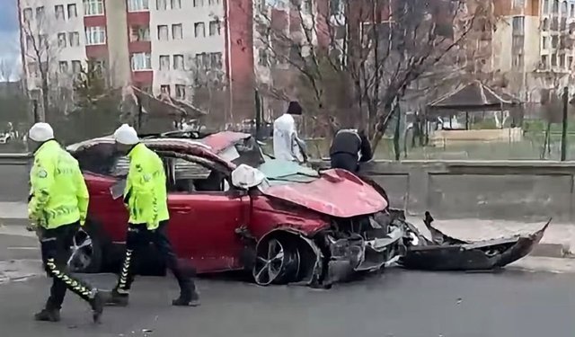 Kars'ta bahçe duvarına çarpan otomobildeki 1 kişi öldü, 1 kişi yaralandı