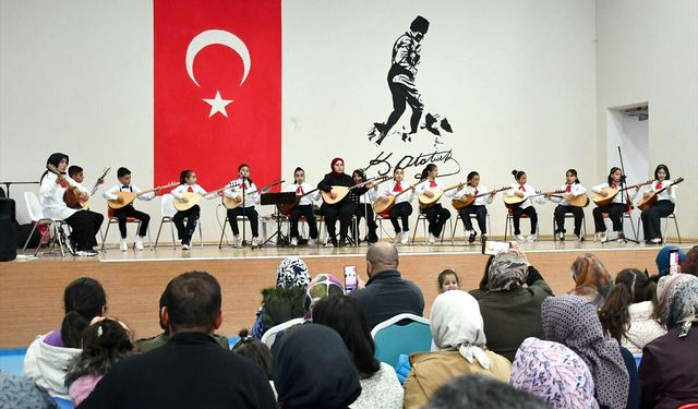 Kars'ta çocukların bağlama ve halk oyunları performansı ailelerini duygulandırdı