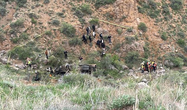 Kars'ta dereye yuvarlanan vincin operatörü hayatını kaybetti