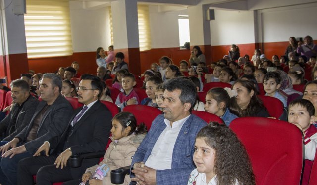 Kars'ta köy okulunda kurulan çocuk tiyatrosu, ilk oyununu sahneledi