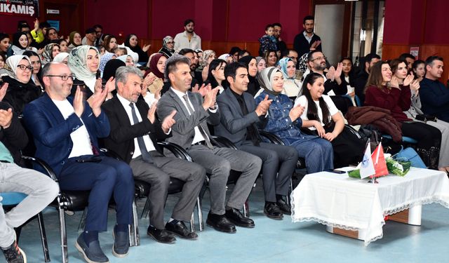 Kars'ta minik piyanistler, Anneler Günü'nde annelerine konser verdi